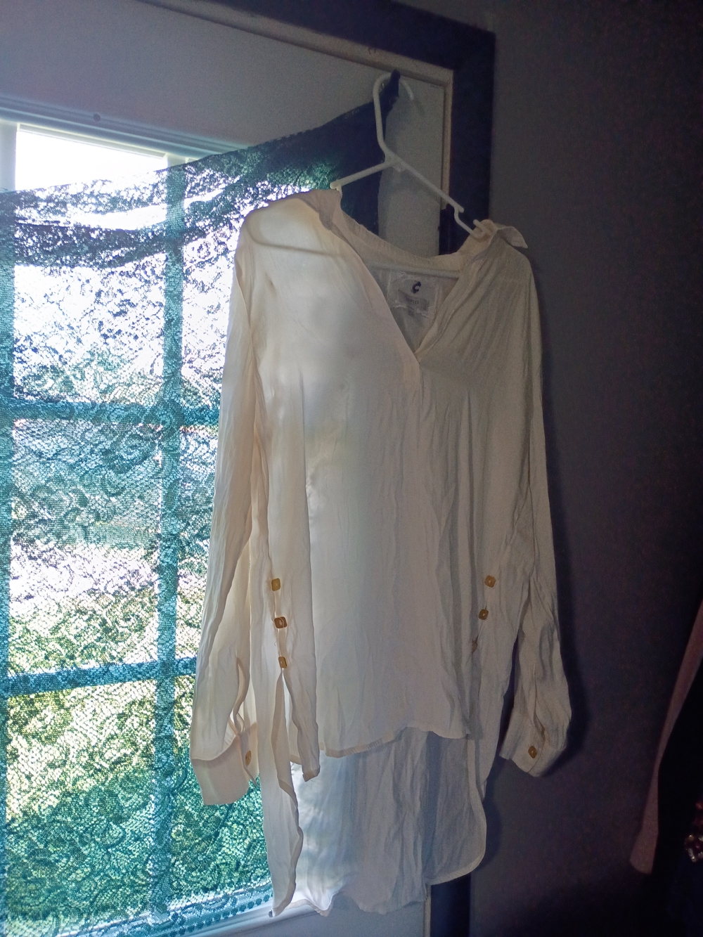 Cupio Beautiful Med Women's Cream Button-Accent V-Neck Long Sleeve Top W/Buttons